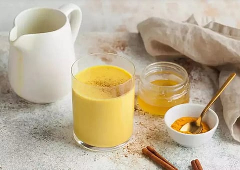 كوب قبل النوم.. 7 فوائد لتناول حليب الكركم يوميًا