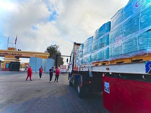 إنفاذا لتوجيهات خادم الحرمين وولي العهد.. قافلة مساعدات سعودية تعبر معبر كرم أبو سالم نحو غزة