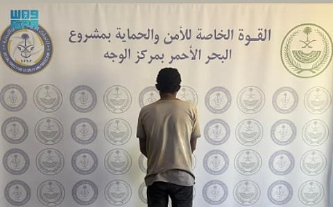 «الأمن والحماية» تضبط مقيما يمنيًا لاستغلاله الرواسب في منطقة تبوك