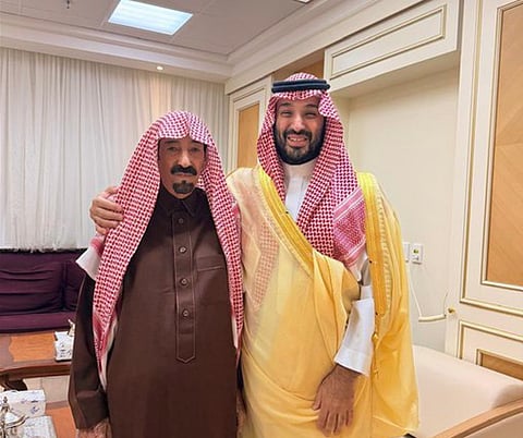 ولي العهد يزور الشيخ بدر بن هزاع بن شقير الدويش في المستشفى للاطمئنان على صحته