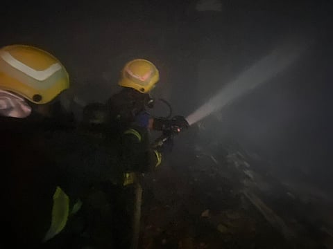 "الدفاع المدني" بالرياض يخمد حريقًا في محل تجاري بحي الروابي دون إصابات