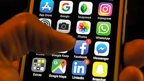 أستاذ إعلام: وسائل التواصل الاجتماعي يمكن الاستمتاع بها بشرط الحذر