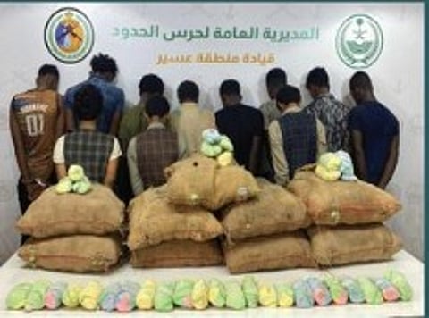 القبض على 11 مخالفًا من الجنسيتين اليمنية والإثيوبية بعسير لتهريبهم 180 كيلوجرامًا من القات