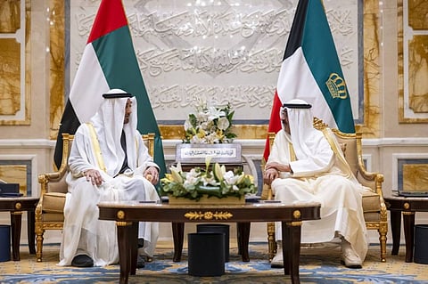 رئيس الإمارات وأمير الكويت يؤكدان دعم جميع مبادرات وقف إطلاق النار في غزة