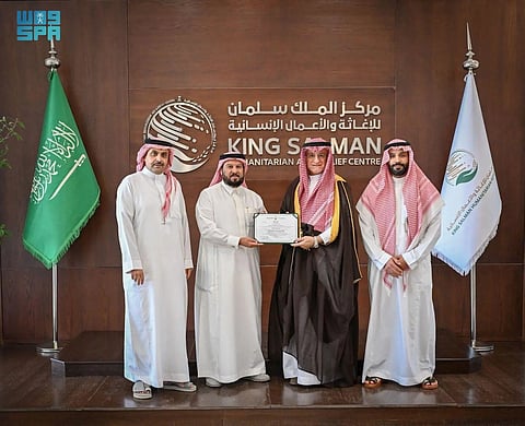 مركز الملك سلمان للإغاثة يمنح «سلال الغذائية» شهادة العمل خارج المملكة
