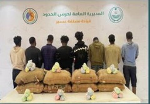 القبض على 8 إثيوبيين لتهريبهم 120 كيلوجرامًا من القات المخدر في عسير