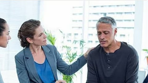 كف يوازن الإنسان بين الفضفضة واحترام طاقة الآخرين؟.. معالجة نفسية توضح