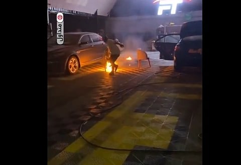 شجاعة مواطن تنقذ محلا تجاريا من الاحتراق في الجبيل (فيديو)