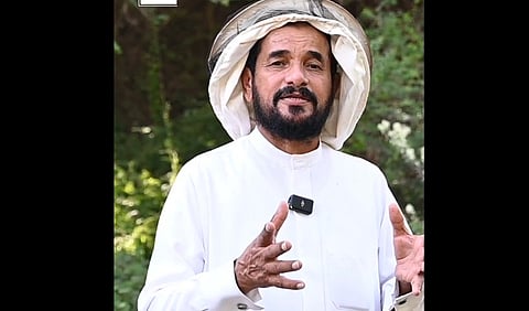 موسى الجرب.. متقاعد وجد سعادته بين خلايا النحل وأزهار السيال في عسير
