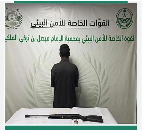 ضبط مواطن لارتكابه مخالفة الشروع في الصيد دون ترخيص في محمية الإمام فيصل بن تركي الملكية