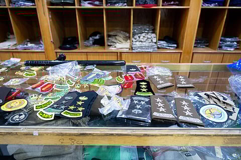 غلق محل مخالف لنظام بيع وخياطة الملابس العسكرية بالرياض ومصادرة رتب وشعارات عسكرية