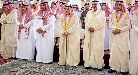 أمير منطقة الرياض يؤدي صلاة الميت على الأميرة نوف بنت سعود بن عبدالعزيز آل سعود