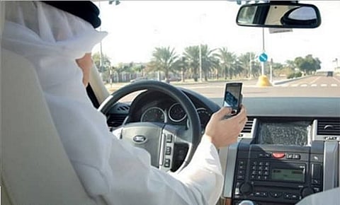 استخدام الهاتف المحمول أثناء القيادة