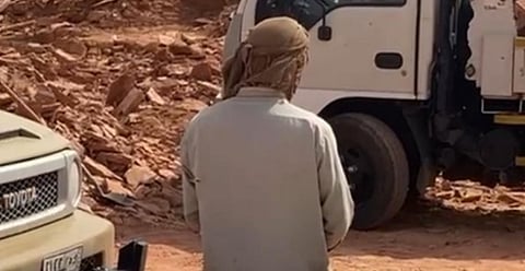 ضبط مقيم أفغاني لاستغلاله الرواسب في منطقة حائل