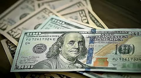 الدولار يتراجع وسط ترقب لاجتماعات البنوك المركزية حول الفائدة