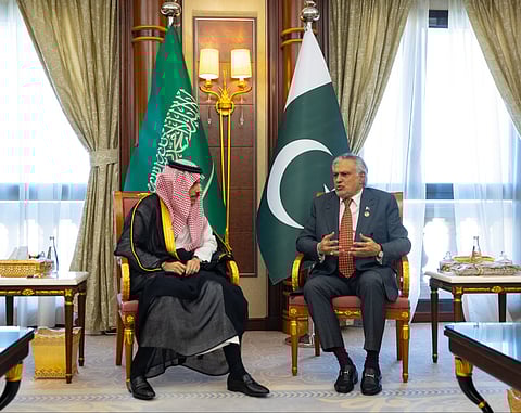 وزير الخارجية يبحث مستجدات الأوضاع الإقليمية والدولية مع نظيره الباكستاني