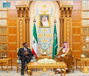 ولي العهد يبحث العلاقات الثنائية والتعاون المشترك مع رئيس غينيا الإستوائية