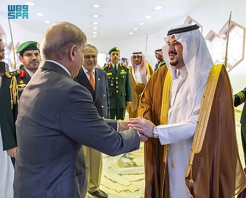 رئيس وزراء باكستان يغادر الرياض وفي مقدمة مودعيه نائب أمير المنطقة