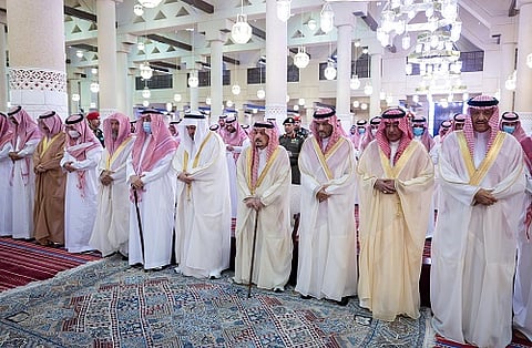 أمير الرياض يؤدي صلاة الميت على الأمير خالد بن محمد بن تركي