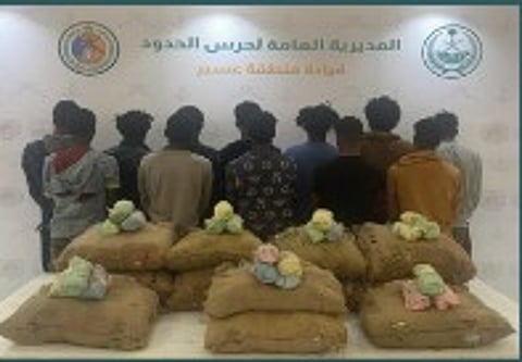 حرس الحدود بعسير يقبض على 12 إثيوبيًا لتهريبهم 216 كيلوجرامًا من القات المخدر