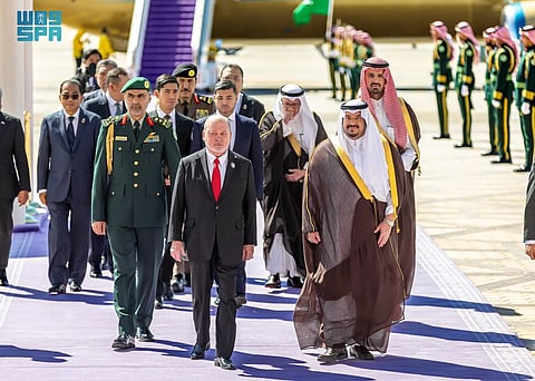 ملك ماليزيا يصل إلى الرياض وفي مقدمة مستقبليه نائب أمير المنطقة