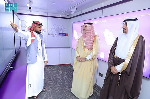 تدشين الحافلة الذكية المتنقلة لشركة stc للتوعية التثقيفية للخدمات الحكومية بمحافظة الوجه