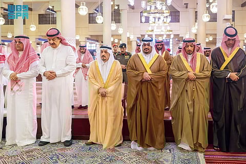 أمير الرياض يؤدّي صلاة الميت على والدة الأميرة مها بنت محمد بن سعد الثاني آل عبدالرحمن آل سعود