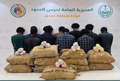 حرس الحدود بعسير يقبض على 11 إثيوبيا لتهريبهم 165 كيلوجرامًا من القات المخدر