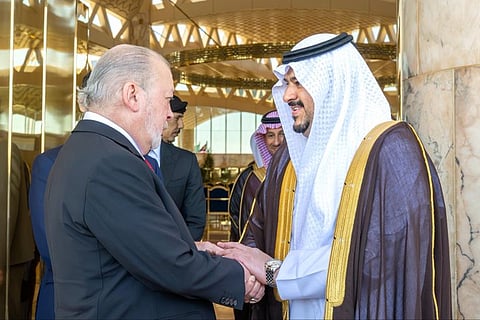 ملك ماليزيا يغادر الرياض وفي مقدمة مودعيه نائب أمير المنطقة