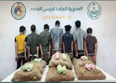 القبض على 7 يمنيين بجازان لتهريبهم 120 كيلوجرامًا من القات المخدر