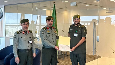 مدير جوازات المنطقة الشرقية يُكرم «العتيبي» تقديراً لجهوده بتطوير العمل التقني في المنفذ