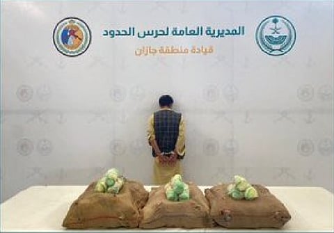 حرس الحدود بجازان يقبض على يمني لتهريبه 54 كيلوجرامًا من نبات القات