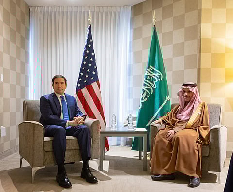 وزير الخارجية ونظيره الأمريكي يستعرضان العلاقات الثنائية وأبرز المستجدات الإقليمية والدولية