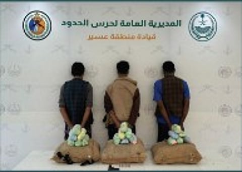 حرس الحدود بعسير يقبض على 3 يمنيين لتهريبهم 60 كيلوجرامًا من القات المخدر