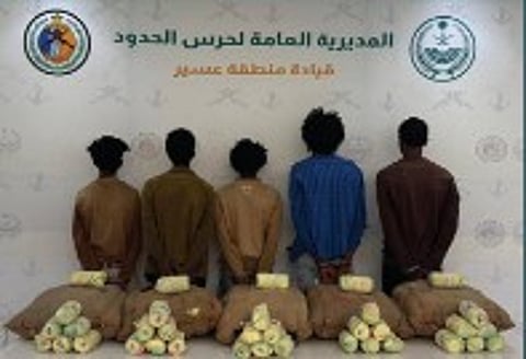 حرس الحدود بعسير يقبض على 5 إثيوبيين لتهريبهم 100 كيلوجرام من القات المخدر