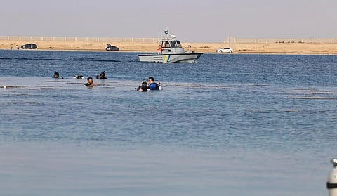 حرس الحدود ينفذ حملة تطوعية لتنظيف شاطئ الشرم وقاع البحر في المدينة المنورة