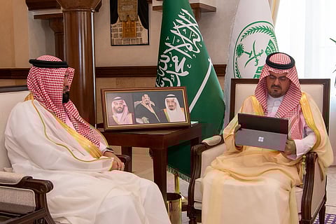 أمير مكة المكرمة يُدشّن مشروع الحافلة الرقمية الذكية المتنقلة لشركة الاتصالات السعودية (stc)