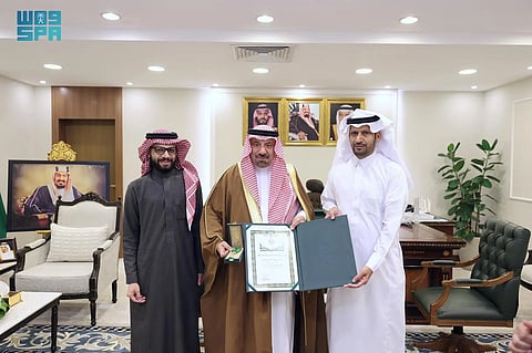 أمير نجران يسلّم مواطنًا متبرعًا بكليته وسام الملك عبدالعزيز من الدرجة الثالثة