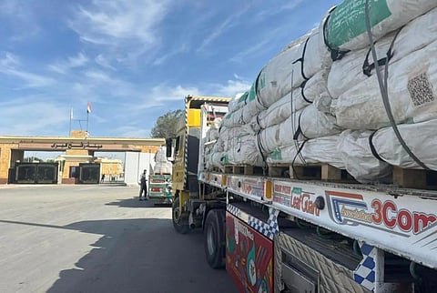 مساعدات إنسانية سعودية جديدة تعبر منفذ رفح متجهة إلى قطاع غزة