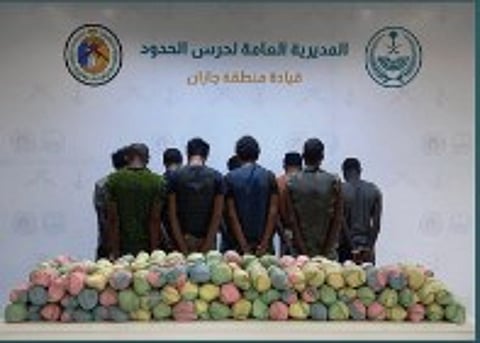 القبض على 9 مخالفين بجازان من الجنسيتين اليمنية والإثيوبية لتهريبهم 198 كيلوجرامًا من القات المخدر