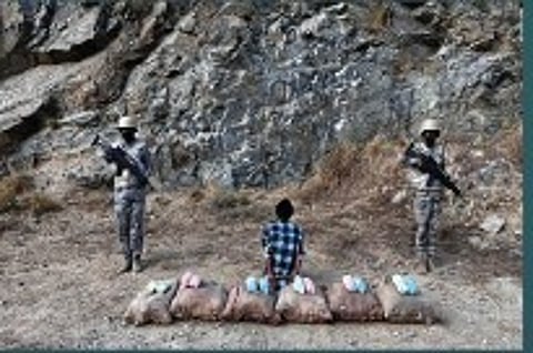 حرس الحدود بجازان يقبض على مواطن لتهريبه 108 كيلوجرامات من القات المخدر