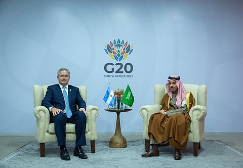 وزير الخارجية يبحث تعزيز العلاقات مع نظيره الأرجنتيني