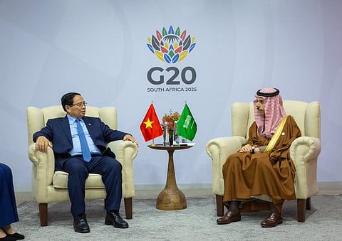 وزير الخارجية يبحث تعزيز العلاقات مع رئيس وزراء فيتنام