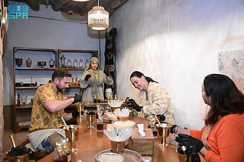 تجربة طريق البخور مسار معرفي وإثرائي يعيد إحياء طرق التجارة القديمة في العُلا