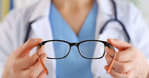 تجمع الرياض الصحي يوضح أهم الإرشادات عند لبس النظارة الطبية لأول مرة