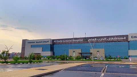 فريق طبي بمستشفى الدرب العام أحد مكونات تجمع جازان الصحي ينجح في إجراء عملية معقدة لمريضة في العقد الثاني من العمر