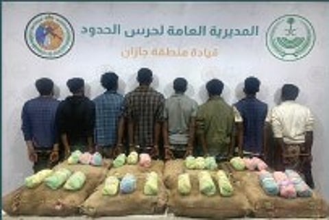 حرس الحدود بجازان يقبض على 8 يمنيين وإثيوبيين لتهريبهم 160 كيلوجرامًا من القات المخدر
