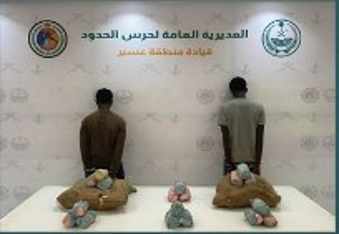 حرس الحدود بعسير يقبض على إثيوبيين لتهريبهما 40 كيلوجرامًا من القات المخدر