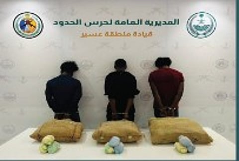 حرس الحدود بعسير يقبض على 3 إثيوبيين لتهريبهم 72 كيلوجراما من القات المخدر