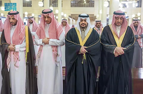 أمير الرياض يؤدي صلاة الميت على الأمير عبدالله بن فهد بن عبدالله بن مساعد